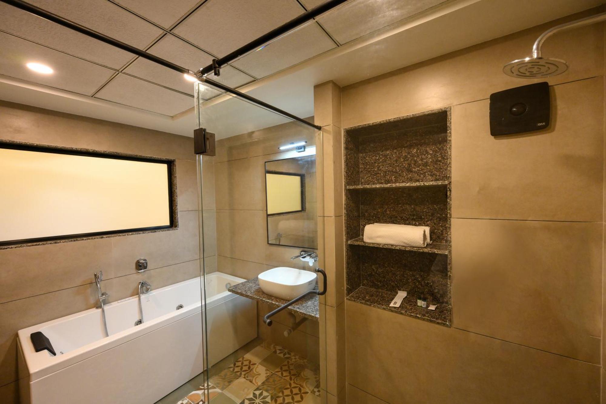 E&G Green Courts Resort At Koroli Hill Station 나식 외부 사진